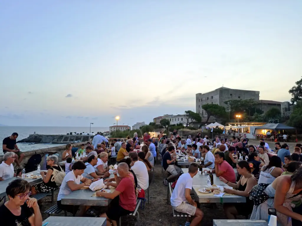 foto ambiente sagra del pesce a piombino piombino